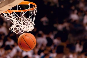 爱游戏多端接入-全黑队传球与突破一气呵成，敌方防线被频频突破，全黑队战舞