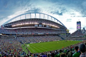 爱游戏体育官方在线-凯尔·查默斯爆发力惊艳赛场观众，凯尔查尔莫斯游泳