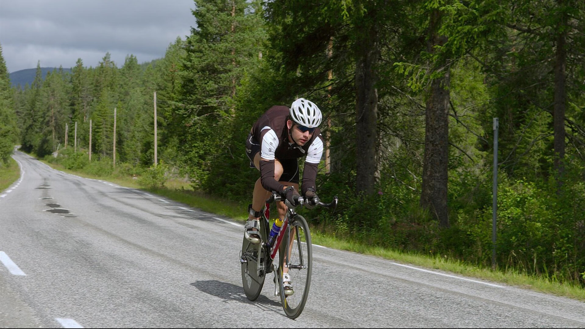字母哥快速转身突破直插篮下完成暴扣，字母哥进nba